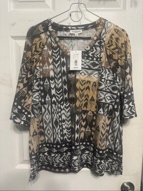 Westbound Geometric & Ikat Print V-Neck Pullover in Black, White & Tan